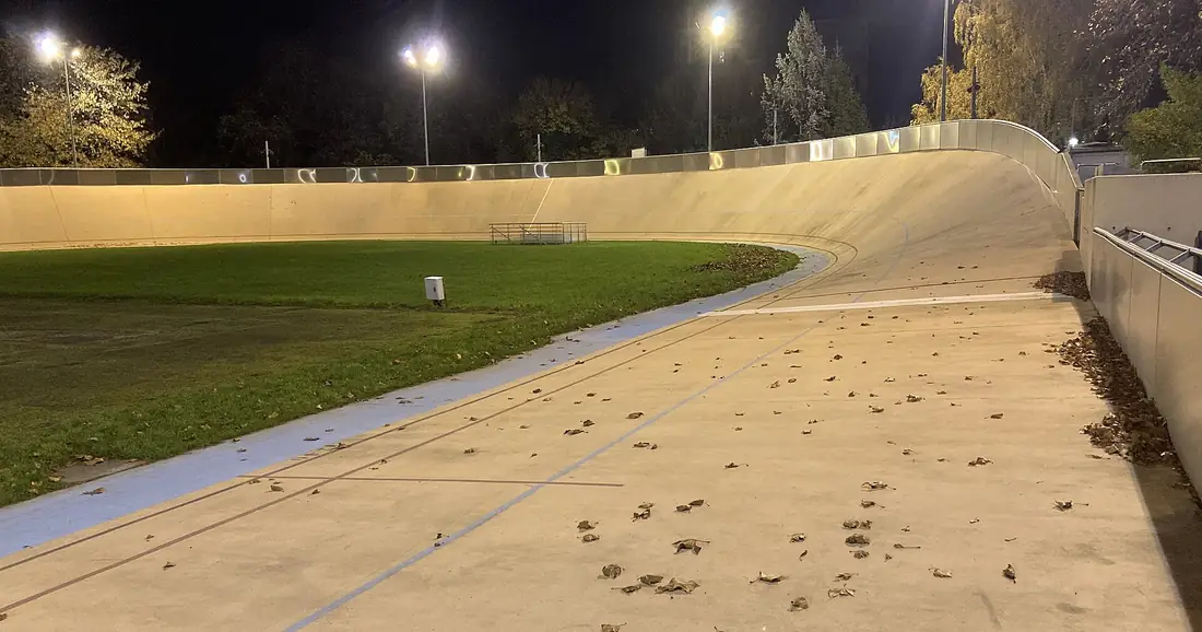 Velódromo iluminado à noite, sem ciclistas em pista