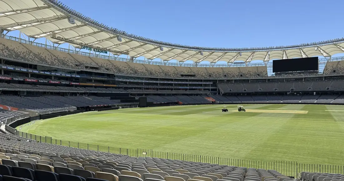 Bancadas vazias de um estádio moderno antes do jogo